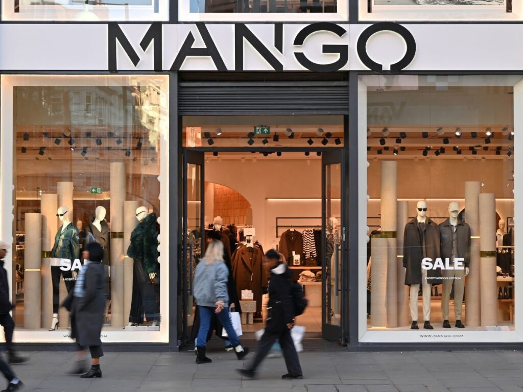 Nie możesz tego przegapić! Hiszpański hit lata 2025 — ognista czerwona sukienka z Mango teraz w wyprzedaży!