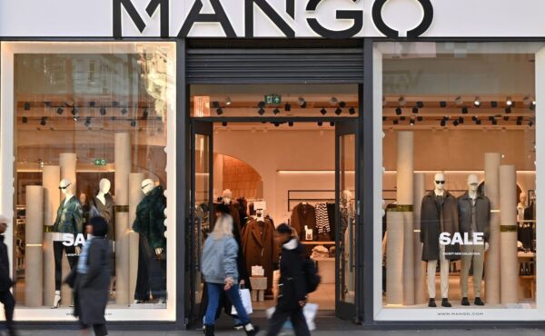 Nie możesz tego przegapić! Hiszpański hit lata 2025 — ognista czerwona sukienka z Mango teraz w wyprzedaży!