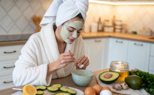 Ta domowa maseczka napina skórę jak botoks! Wystarczą 3 składniki, które na pewno masz w lodówce