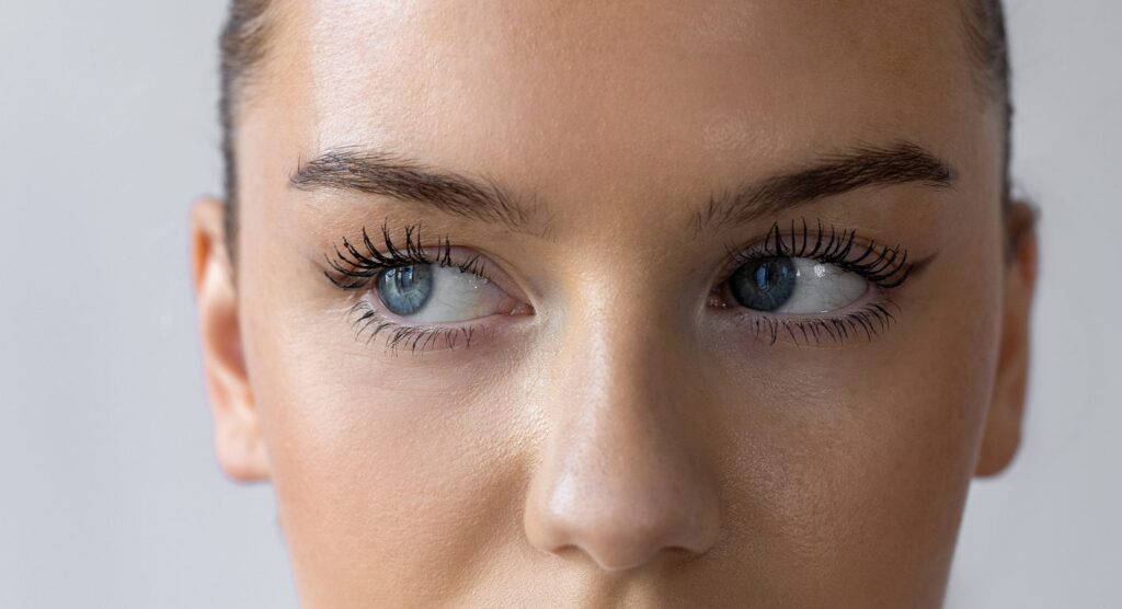 Ten tusz działa cuda! Kobiety z krótkimi rzęsami nie mogą uwierzyć w efekt – „Sięgają nieba, jak z bajki!”