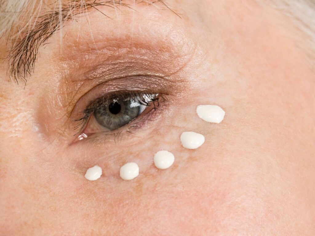 Ten krem pod oczy to prawdziwy hit dla 50+! Zmarszczki znikają, cienie się rozpływają… Mama i babcia kradną mi go non stop! 😱✨