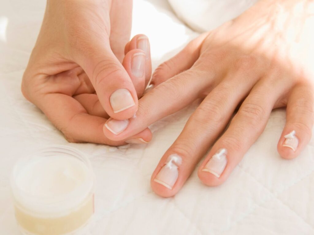 Weź z kuchni i wsmaruj w płytkę. Raz na zawsze pożegnasz paznokcie cienkie jak papier