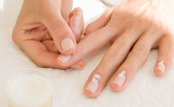 Weź z kuchni i wsmaruj w płytkę. Raz na zawsze pożegnasz paznokcie cienkie jak papier