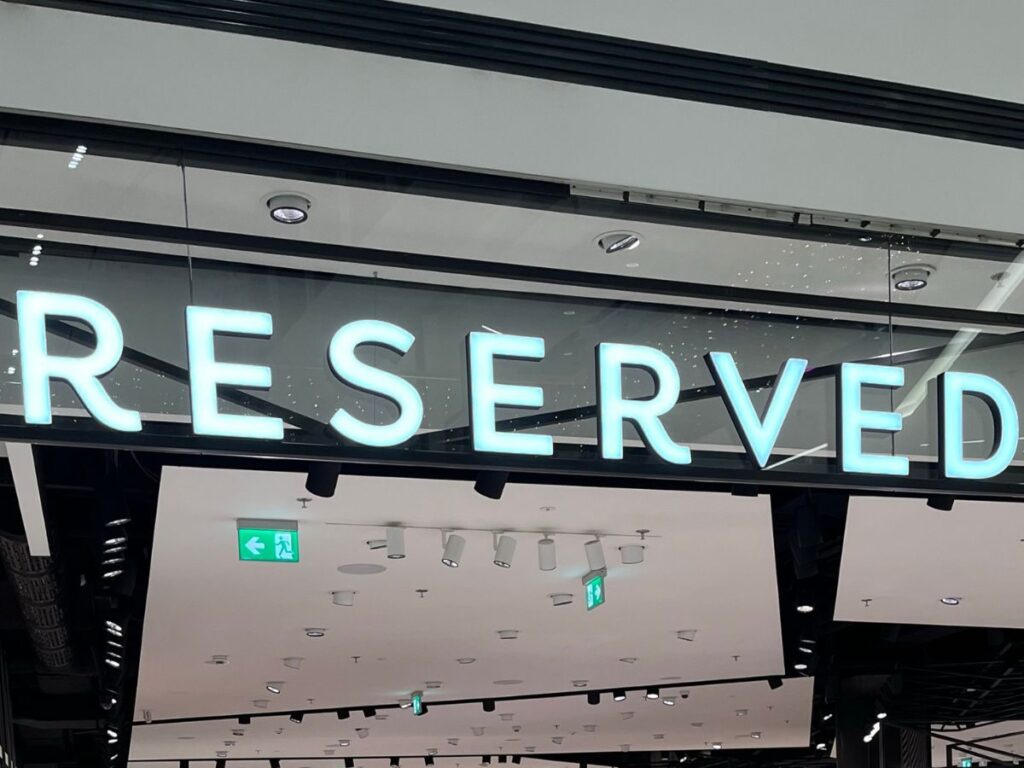 Ten żółty sweterek to hit wiosny! Zobacz, jak odmieni każdą stylizację – zakochasz się od pierwszego założenia!