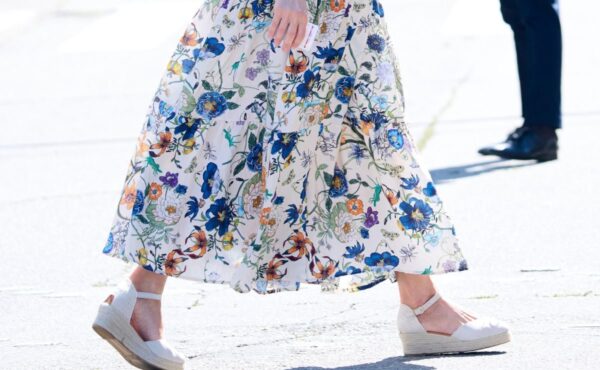 Zobacz, jakie buty z wyprzedaży Guess robią furorę! Te espadryle odmieniają nogi i teraz kosztują grosze!