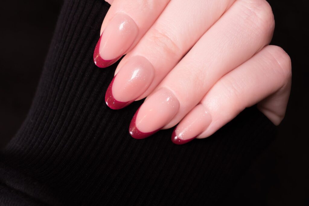 Odkryj 7 zachwycających stylizacji bordowego french manicure – ten trend podbije Twoje serce!