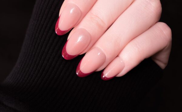 Odkryj 7 zachwycających stylizacji bordowego french manicure – ten trend podbije Twoje serce!