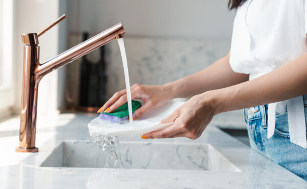 Płyn do naczyń dla alergików – Wszystko co musisz o nim wiedzieć aby chronić swoją skórę