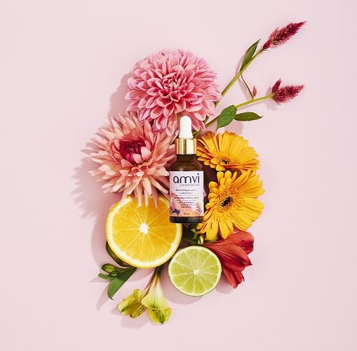 Rozświetlające serum do twarzy z witaminą C od Amvi