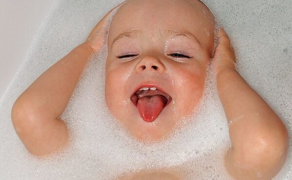 Prebiotyki i emolienty – sprzymierzeńcy w budowie odporności skóry dziecka