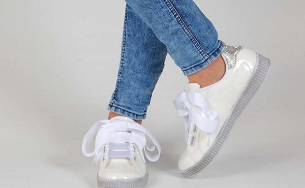 Zapomnij o sznurówkach. Nadchodzi czas atłasowych tasiemek