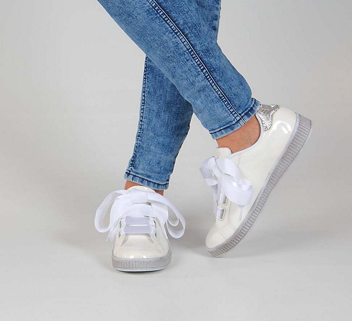 Zapomnij o sznurówkach. Nadchodzi czas atłasowych tasiemek