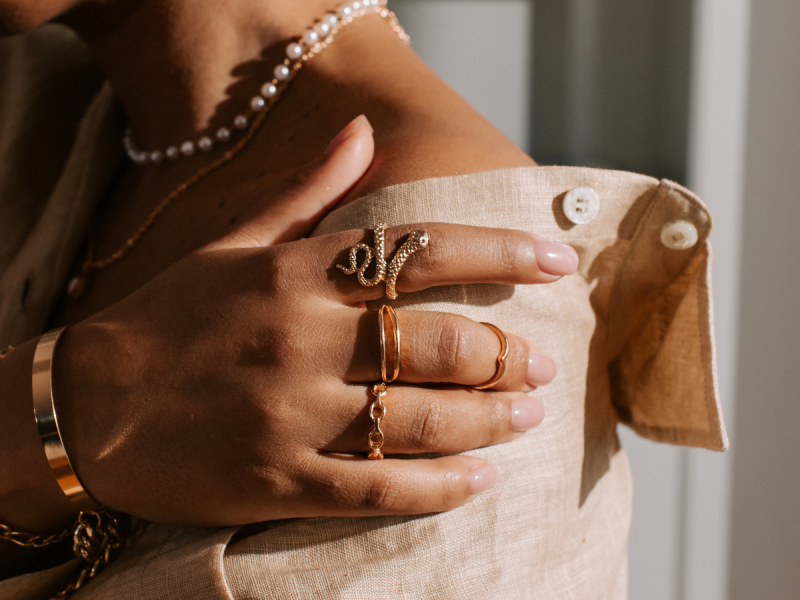 Biżuteria ze stali nierdzewnej – czy warto?