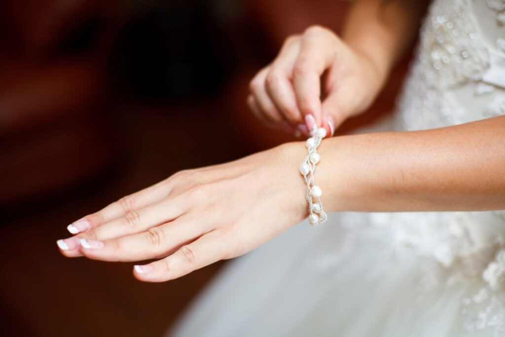 Jakie bransoletki do eleganckiej sukienki będą pasować?