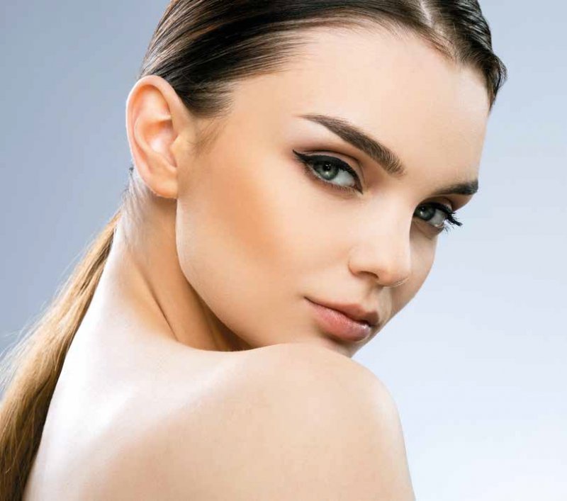 Ani wyskubane, ani krzaczaste. Zobacz, jak należy stylizować brwi!