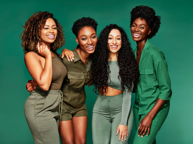 Pomysły na letnie fryzury idealne dla fal, loków i sprężynek. 3 propozycje od Cantu