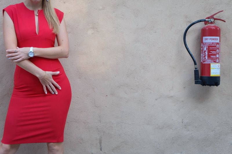 Jaki kolor paznokci do czerwonej sukienki?