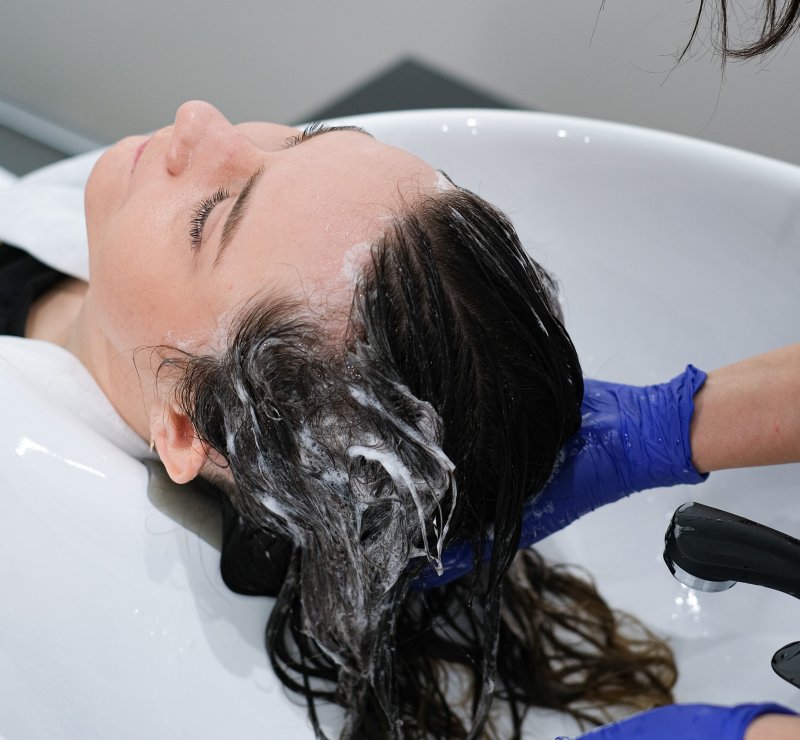 Jak chronić skórę głowy podczas farbowania