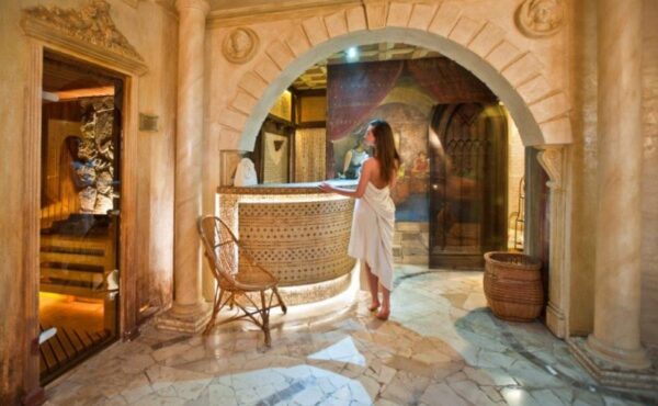 Relaks w saunie. Tylko nago?