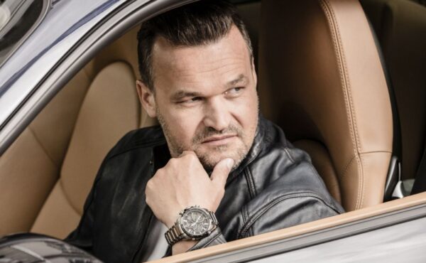 Dziennikarz Adam Kornacki ambasadorem zegarków. Jak się prezentuje?