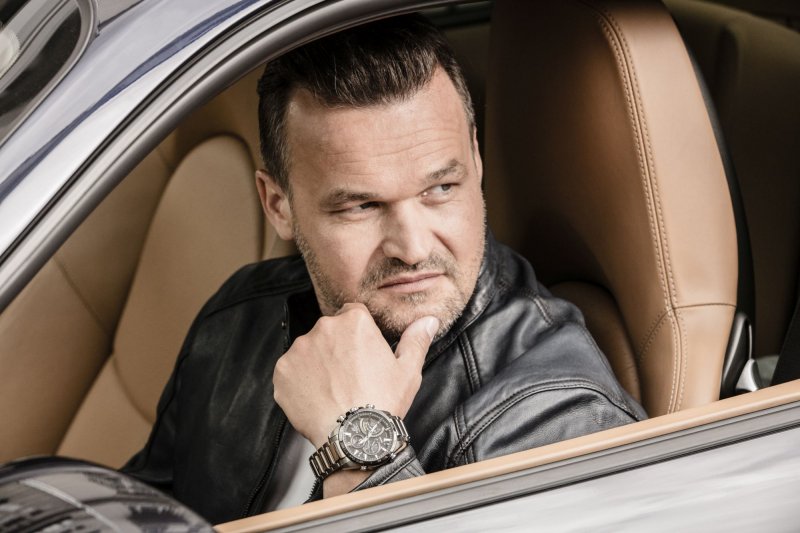 Dziennikarz Adam Kornacki ambasadorem zegarków. Jak się prezentuje?