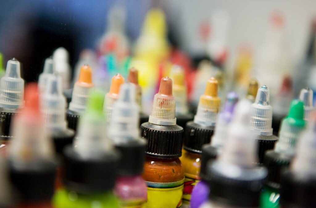 Farby do tatuażu: jakich używają profesjonaliści? Jakie wybrać na początek przygody z tatuowaniem?