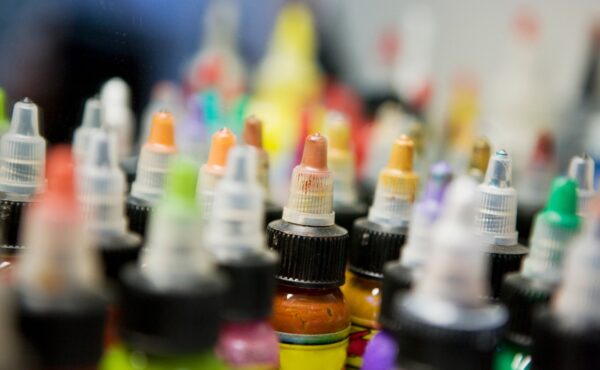 Farby do tatuażu: jakich używają profesjonaliści? Jakie wybrać na początek przygody z tatuowaniem?