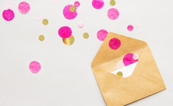 Życzenia z okazji rocznicy w papierowej formie – czy warto?