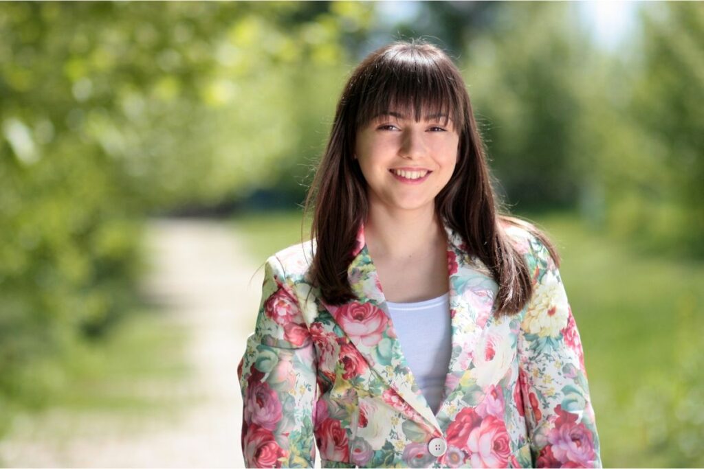 Grzywka kurtynowa to cięcie bez ryzyka! Pasuje do każdego kształtu twarzy