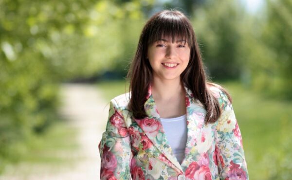 Grzywka kurtynowa to cięcie bez ryzyka! Pasuje do każdego kształtu twarzy