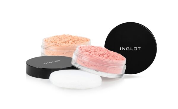 Rozświetlający sypki puder od marki Inglot