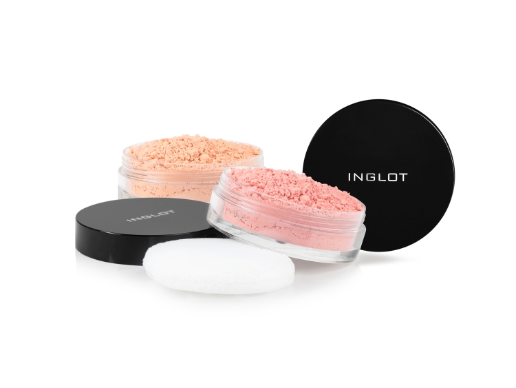 Rozświetlający sypki puder od marki Inglot