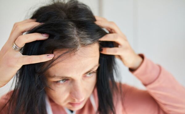 Jak ukryć siwe włosy u brunetek?