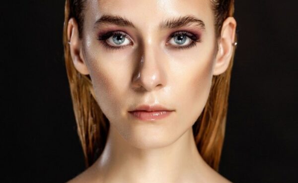 Trendy w makijażu 2018. Wybierz rozświetlacz i naucz się drapingu