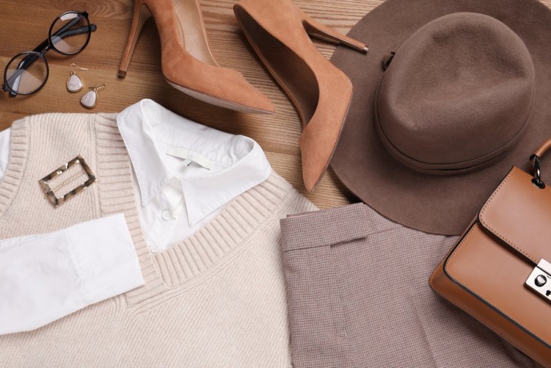 Kamizelki damskie – jak nosić? Z czym łączyć?