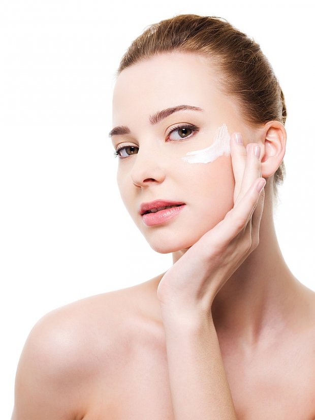 Krem, serum czy koncentrat? - jaka jest różnica między tymi kosmetykami i jak odpowiednio ich używać?