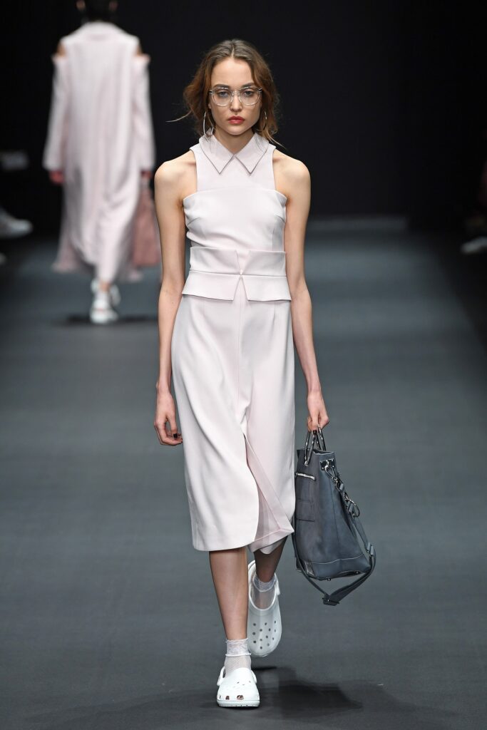 Crocs na pokazie Kernera na Berlin Fashion Week