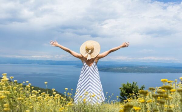 Letnie sukienki 2023. Co wybrać, aby było modnie i stylowo?