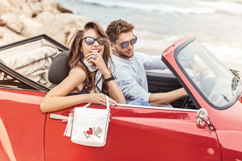 Papuga na obcasie, torebka z hafem. Kazar wiosna-lato 2018