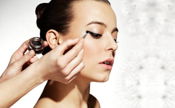 Eyeliner: żel, sztyft i naklejki do kresek