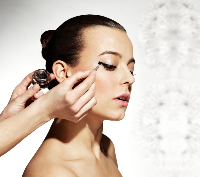 Eyeliner: żel, sztyft i naklejki do kresek