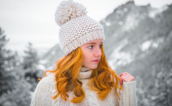 Czy fryzura może przetrwać pod czapką?