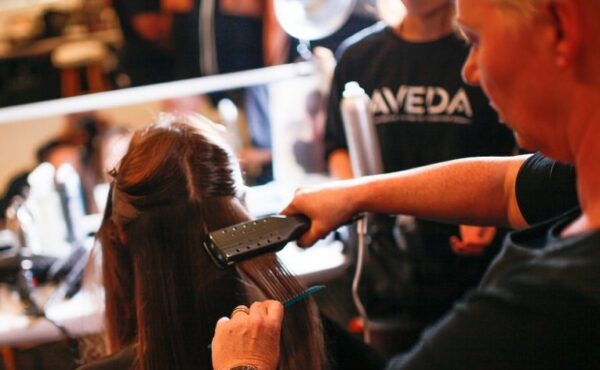 Regeneracja włosów u fryzjera. Oto najpopularniejsze profesjonalne zabiegi na włosy