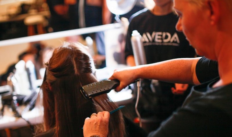 Regeneracja włosów u fryzjera. Oto najpopularniejsze profesjonalne zabiegi na włosy