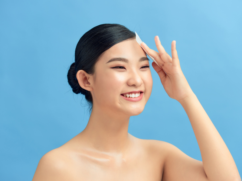 Jak radzić sobie z problemem przetłuszczającej się cery?