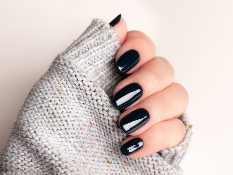 Klasyka czerni – manicure na zimę