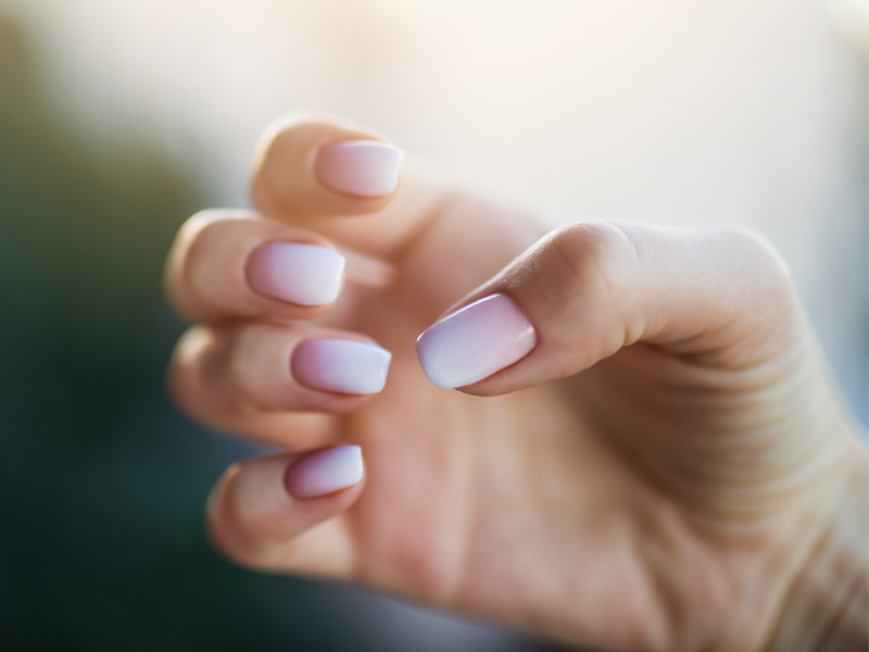 Paznokcie na LATO 2023. Sprawdź najpopularniejsze wzory!