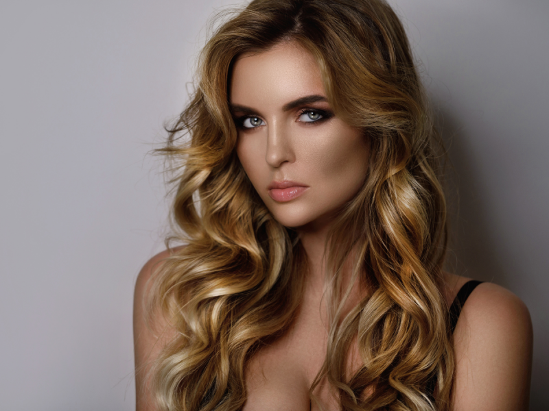 Kultowa koloryzacja powraca do łask? Czas na pasemka!