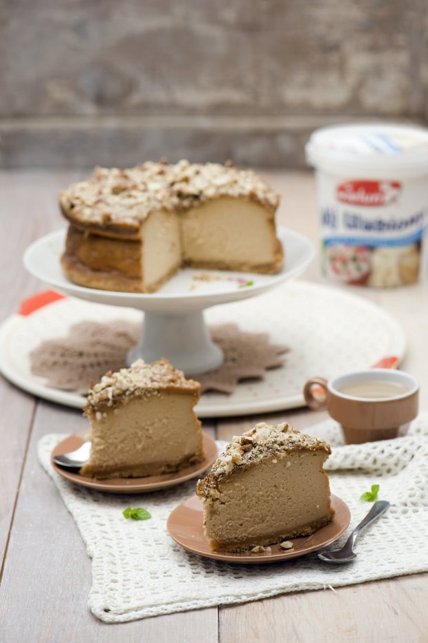 Sernik toffi z orzechami