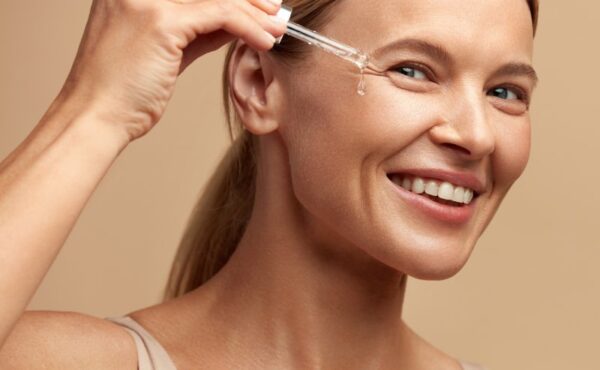 Serum do twarzy – jak je stosować i na jakie efekty można liczyć? Sprawdź!